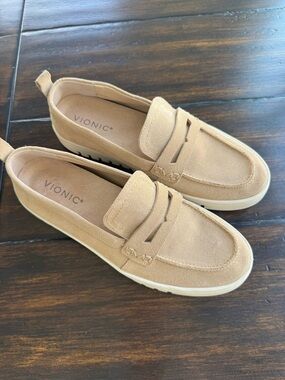 VIONIC Uptown Loafer Sand 8 Wide NWOT